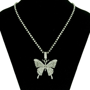 Elegante Halskette mit Schmetterlingsanhänger und glänzenden Strasssteinen in Silber