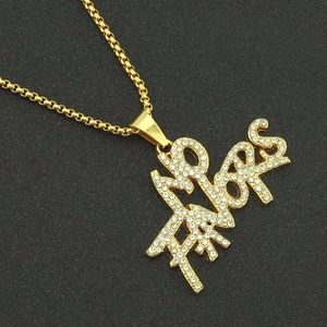 Collier hip hop doré avec pendentif lettres Trapstar orné de cristaux étincelants