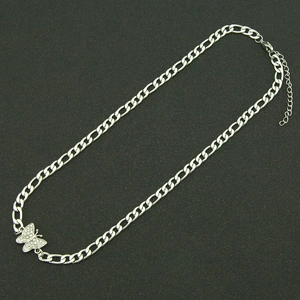 Collana Figaro in argento con ciondolo a farfalla scintillante su sfondo scuro