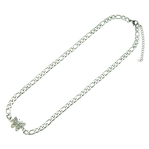 Collana a catena Figaro d'argento con un ciondolo a farfalla scintillante di diamanti