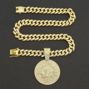 Collier chaîne cubaine or hip hop avec pendentif rond chiffre 7 serti de strass brillants