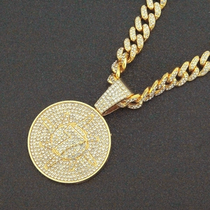 Collier maille cubaine avec grand pendentif rond serti de strass et lettre F dorée