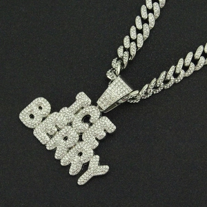 Collier chaîne cubaine argentée hip hop avec pendentif lettrage RICH BERRY strassé