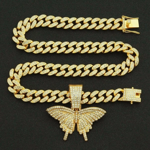 Collier hip-hop avec pendentif papillon glacé, chaîne cubaine dorée et cristaux brillants