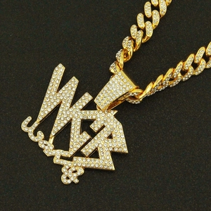 Collier chaîne cubaine dorée hip hop avec un grand pendentif lettre serti de strass