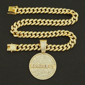 Goldene Hip-Hop-Halskette mit funkelnder Kubanischer Kette und KONDEBOY Anhänger
