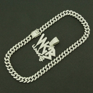 Chaîne cubaine de style hip hop argentée avec pendentif WKR serti de diamants