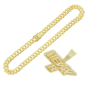 Chaîne cubaine hip-hop dorée avec pendentif lettre DEWY serti de cristaux brillants