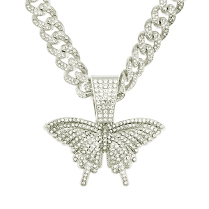Pendentif papillon serti de diamants sur chaîne cubaine argentée style hip-hop