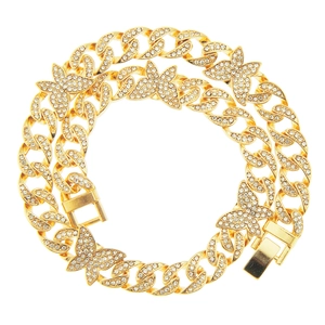 Collar de cadena cubana dorada con dijes de mariposa brillantes y cristales pavé