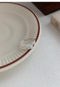 Detailansicht des S999 Silber Pfirsichblütenrings mit blauem Emaille und Kristall