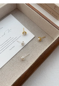 Detailaufnahme von Perlenohrsteckern aus S925 Sterlingsilber in Gold und Silber Box
