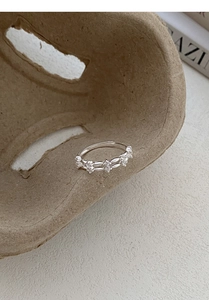 Vue détaillée de la bague double couche en argent sterling S999 avec zircons et écrin