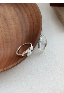 Detailansicht der S925 Sterlingsilberringe mit blauem Emaille und funkelnden Zirkonia-Blüten