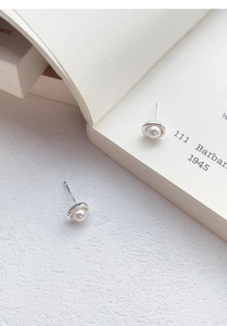 Detailaufnahme der S925 Sterling Silber Perlenohrstecker mit minimalistischem Stempel