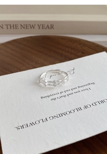 Détails macro d'une bague double couche en argent massif S999 avec pierres en zircon