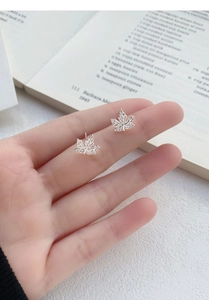 Vue détaillée des boucles d'oreilles feuille d'érable en argent S999 au design creux