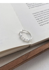 Détail macro d'une bague S999 réglable en argent sterling avec cinq zircons brillants