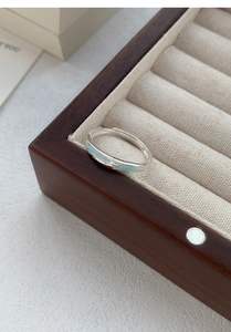 Detailansicht des S925 Sterlingsilberrings mit minzgrünem Emaille und Silberstempel