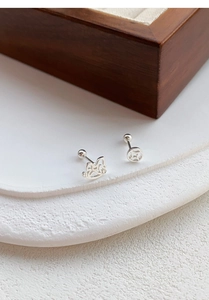 Gros plan sur les boucles d'oreilles en argent S999 avec fermoir à vis de sécurité