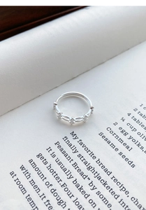 Gros plan d'une bague double couche en argent S999 avec zircons en forme d'étoile