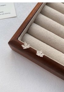 Gros plan de boucles d'oreilles feuille d'érable en argent S999 avec nervures