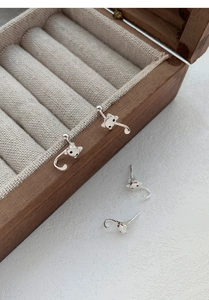 Détail de boucles d'oreilles chat en argent S999 avec design suspendu à l'arrière