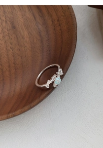 Makroaufnahme des S925 Silberrings mit blauer Emailleblüte und Zirkonblättern