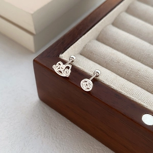 Boucles d'oreilles S999 en argent creux cheval et pièce sur boîte à bijoux en velours