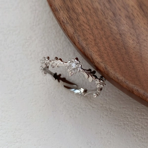 Elegant S925 sterling silver open ring featuring vintage leaf textures and a zircon stone