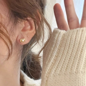 Minimalistische S925 Silber Perlenohrringe am Model getragen in warmem Winterstil