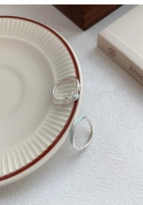 Nahaufnahme von S999 Sterlingsilber Pfirsichblütenringen in eleganter Dekoration