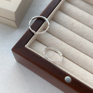 Anelli a corda intrecciata in argento sterling S999 in una scatola portagioie di legno