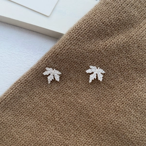 Boucles d'oreilles puces feuille d'érable en argent S999 sur fond en tricot marron