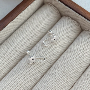 Boucles d'oreilles chat minimalistes en argent S999 avec pendentif queue sur plateau