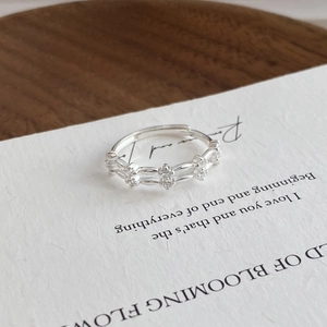 Bague double rang en argent S999 avec zircone sur papier vintage blanc élégant