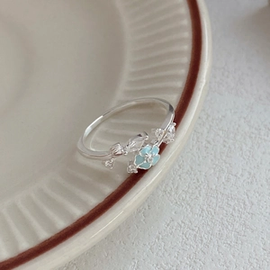 Eleganter S999 Sterlingsilber Ring mit blauer Emaille-Blüte und glänzenden Zirkonia-Steinen