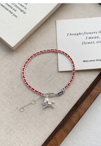 Détail du bracelet cheval argenté tressé rouge avec fermoir en argent sterling S925