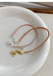 Gros plan de bracelets en cordon rouge en argent S925 avec breloques d'animaux mignons