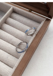 Gros plan détaillé du poinçon S925 sur les bagues de couple étoile en argent sterling