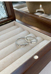 Nahaufnahme von S999 Sterling Silber Ringen in einer Box mit gedrehtem Design