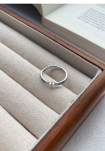 Détail d'une bague étoile en argent S999 avec émail bleu et incrustation de zircon brillant