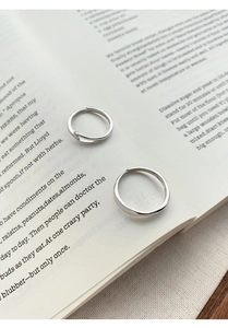 Makroaufnahme von verstellbaren S999 Sterling Silber Ringen auf einer Buchseite