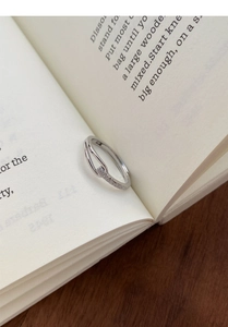 Detail eines S999 Silberrings mit matter Textur, platziert auf einem offenen Buch