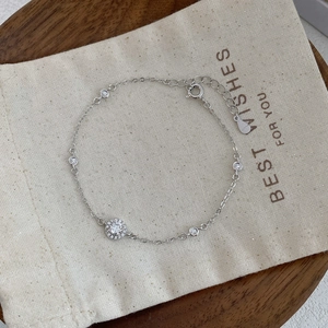 Elegant S925 sterling silver halo bracelet featuring sparkling cubic zirconia stones