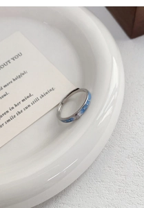 Vue détaillée de la bague réglable en argent avec émail bleu et zircon étincelant