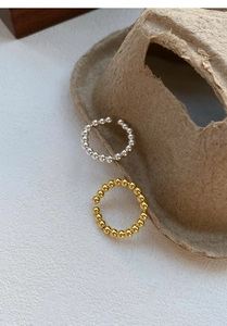 Détail de bagues ouvertes à perles en argent S925 minimalistes en finitions or et argent