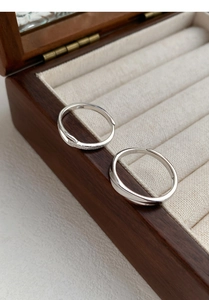 Detaillierte Makroansicht der S999 Sterlingsilber Ringe mit innerem Silberstempel