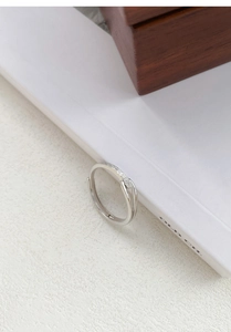 Makro-Detail des S999 Silberrings mit Pavé-Zirkonia und verstellbarem Ringband-Design