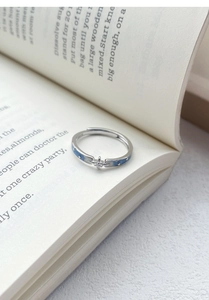 Détail de la bague réglable en argent S925 avec émail bleu et zircon étoilé sur livre